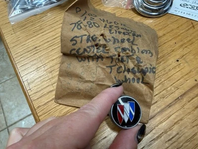 78-80 Buick Lesabre Electra inclinable volante bocina centro 1246016 1978-1980 Foto 1 de 3