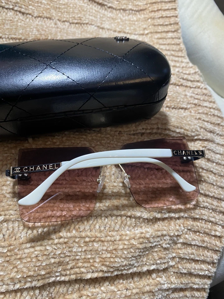 Gafas de sol CHANEL montura blanca y negra con lentes marrones viene con estuche Foto 1 de 4