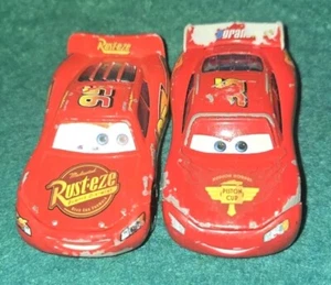 2 coches de juguete diecast Disney Pixar Toon Burnt Lightning McQueen 3,5" - Imagen 1 de 4