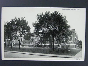 Postal Nevada Missouri MO High School Curt Teich vintage en blanco y negro años 40 - Imagen 1 de 2