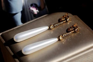 Pendientes Colgantes Dorado Arte Déco Estilo Engastado Cz Falso Gota Perla SC2 - Imagen 1 de 7