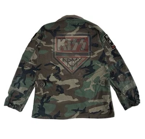 CHAQUETA CAMUFLADA OFICIAL KISS ARMY X LOST LOVE AGOTADA SOLO 200 HECHA L PREVENTA - Imagen 1 de 3
