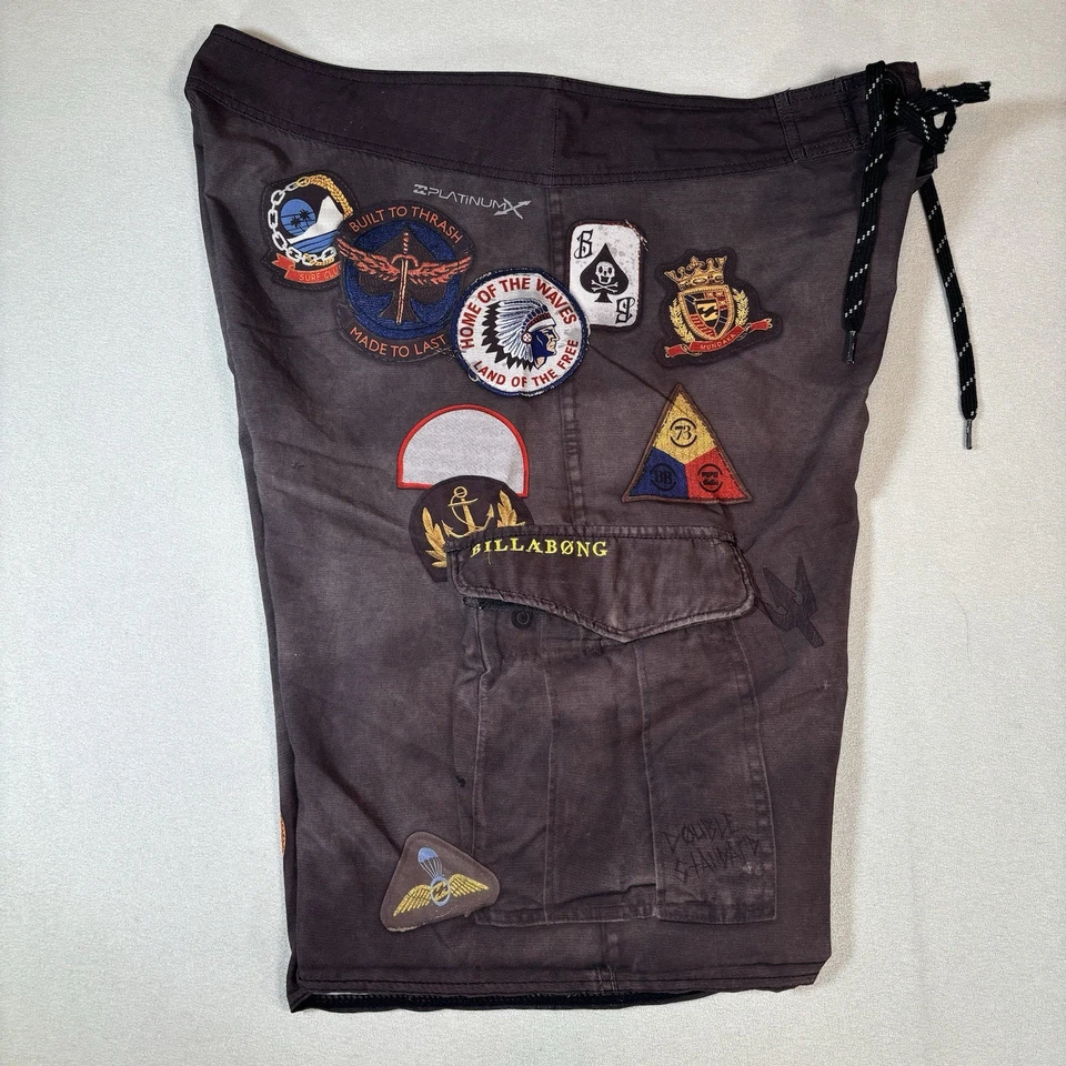 Boardshorts Y2K BILLABONG Platino Talla 36 Native Chief Calavera Natación Surf Rata Parche Foto 1 de 4