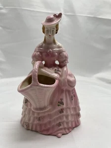 Figur Vase rosa Dame viktorianisches Kleid Haube Korb Vintage - Bild 1 von 6