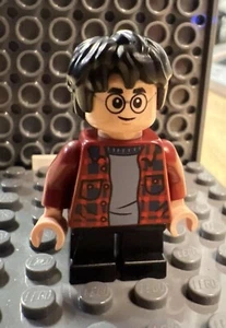 LEGO Harry Potter Minifigure Dark Red Plaid Flannel Shirt 75968 - Picture 1 of 4