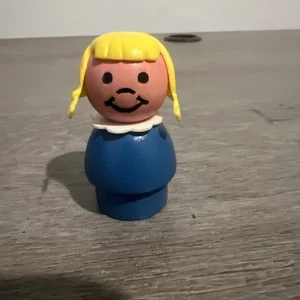 Vintage Fisher Price Little People rara ragazza blu in legno con capelli gialli - Foto 1 di 4