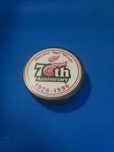 1926-1996 70th anni. Detroit Red Wings NHL Burger 🍔👑 🏒 Sponsor Puck Made-🇸🇰 - Bild 1 von 6