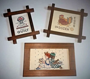 Lote de tres (3) edredones de arte de pared enmarcados gallinas niños con punto de cruz de colección - Imagen 1 de 2