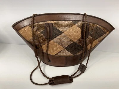 Bolso de hombro hecho a mano marrón negro tejido cuero paja cubo Indonesia Foto 1 de 4