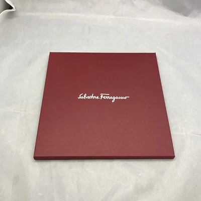Salvatore Ferragamo красная коробка 9 1/4 дюйма x 9 1/4 дюйма x 3/8 дюйма - Изображение 1 из 4