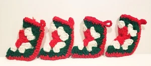 Vintage Weihnachtsschmuck gehäkelt Mini Garn Strümpfe (4) Granny Square 4" - Bild 1 von 4