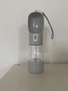 Tragbare Wasserflasche für Haustiere mit Futterbehälter - Bild 1 von 2