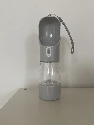 Tragbare Wasserflasche für Haustiere mit Futterbehälter - Bild 1 von 2