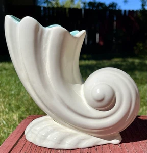 VINTAGE CATALINA POTTERY TURQUOISE WHITE CONCH SHELL VASE - Picture 1 of 23