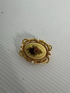 Antique Style Porcelain Cameo Brooch With Faux Pearl Gold Tone - Foto 1 di 4