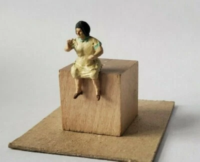 Artista #1464 - Mulher para sentar à mesa - Figura em escala O - Modelo de trens - NOVO - Imagem 1 de 3