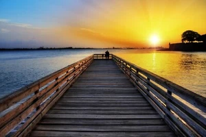 Fototapete - Gehbrücke Sonnenuntergang - (705) - Vlies - Tapete - Pfeiler Ozean XXL - Bild 1 von 1