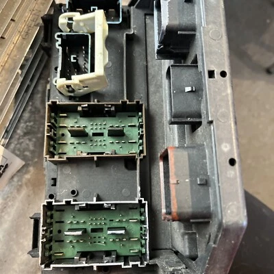 2008-2009 Jeep Liberty Dodge Nitro: Power Integrated Fuse Box, Tipm - Image 1 of 2