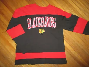 MAGLIA CHICAGO BLACKHAWK T SHIRT rossa nera hockey su ghiaccio NHL cucita ricamata GRANDE - Foto 1 di 3