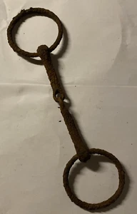 Antigua barra de brocas de caballo forjada de hierro oxidado primitiva del siglo XIX con anillos animales de granja excavados - Imagen 1 de 23