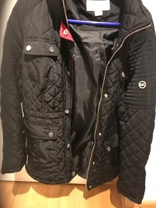 Michael Kors Damenjacke – Schwarz mit MK-Logo in Gold – Größe L - Bild 1 von 5