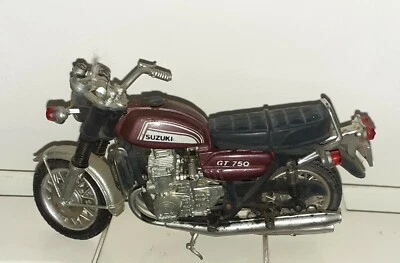 MOTO SUZUKI anni 70 scala1:15 SUZUKI GT 750 perfettamente conservato - Immagine 1 di 4