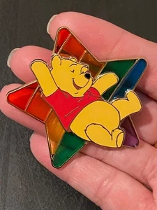 DSSH 2021 Winnie the Pooh Star Stained Glass Pin LE 400 - Bild 1 von 2