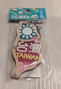 Portachiavi souvenir in legno a forma di isola di Taiwan FLAG MAPPA SUL RETRO NUOVO SIGILLATO - Foto 1 di 2