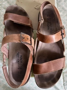 NAOT NORAH SIZE 40 (9) LADIES SANDAL TAN - Picture 1 of 13