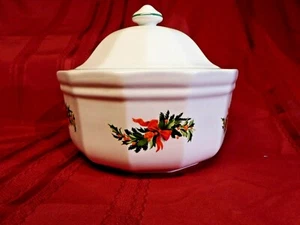 Pfaltzgraff Christmas Heritage 1.75 Qt Covered Casserole Dish Holly  2-315 - Picture 1 of 9