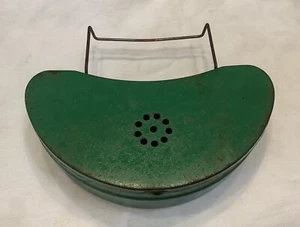 Vintage grüner Metall Angeln Köder Box Gürtel mit Gürtelhaken - Bild 1 von 5