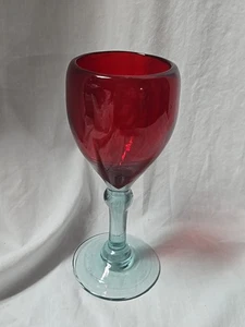 Copa de vino vintage gruesa artesanal sin marca de vidrio rojo rubí tallo transparente Ir9 - Imagen 1 de 6
