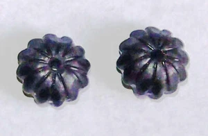 2 flores de piedra talladas a mano de ónix negro de 10 mm perforadas a través de eduardiano vintage - Imagen 1 de 5