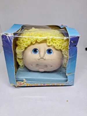 De colección 1984 La Muñeca Original Bebé Muñeca Cabeza Pelo Rizado Rubio Nueva Caja Dañada Foto 1 de 4