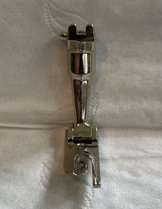 BERNINA - WIDE HEMMER FOOT No 003 - 600 700 800 SERIES - VERY RARE - Picture 1 of 7