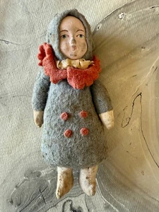 MARAVILLOSA Muñeca Antigua Hecha a Mano Vintage Campesina Niña Con Capucha 5 1/2" - Imagen 1 de 5