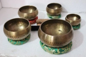 Set di 5 pezzi ciotola da canto chakra tibetano, martellata a mano da 3"" a 5,5"" realizzata in Nepal - Foto 1 di 6