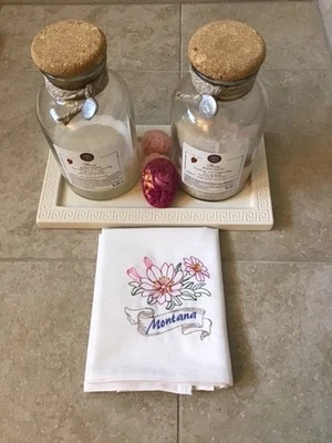 Treasure State Bloom: Toalla de saco de harina bordada Bitterroot - Montana’s Pride Foto 1 de 4
