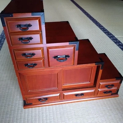 Cómoda de madera japonesa Step Tansu con 9 cajones puerta corredera almacenamiento vintage Foto 1 de 4