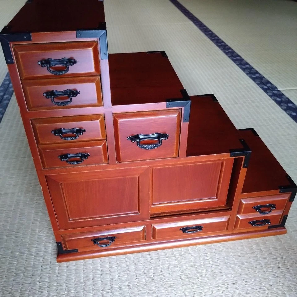 Cómoda de madera japonesa Step Tansu con 9 cajones puerta corredera almacenamiento vintage Foto 1 de 4