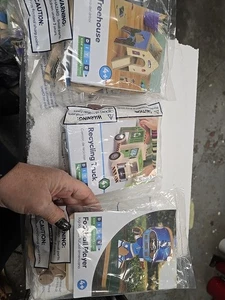 Lowe’s Kinder Bausatz Baumhaus, Recycling LKW, Fußballspieler - Bild 1 von 4