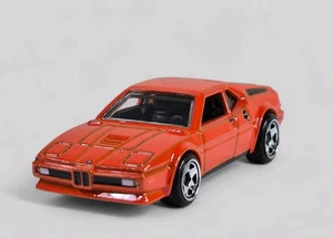 BMW M1 E26 DEPORTIVO Diorama Coleccionable DieCast Modelo 1:64 Naranja SUELTO - Imagen 1 de 8