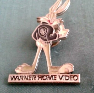 PIN DE METAL PROMOCIONAL WARNER VIDEO CASERO CON INSECTOS CONEJO - Imagen 1 de 2