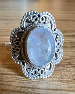 Lindo Anillo Vintage Piedra Lunar y Plata Esterlina Flor Diseño Rollo Talla 8.5 - Imagen 1 de 8