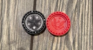 Zwei Verbinden 4 vier Spielfiguren Teile Dame 1 roter & 1 schwarzer Adler Stern. - Bild 1 von 1