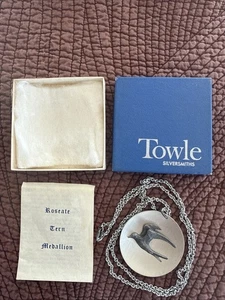 Collar Toalla Peltre Vintage Medallón Rosado Charrán Pájaro Edición Limitada con Cadena y Caja - Imagen 1 de 4