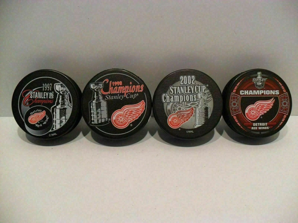 Lote de 4 1997 - 1998 - 2002 - 2008 Detroit Red Wings Stanley Cup Champions Puck Foto 1 de 1