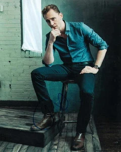 TOM HIDDLESTON.. Handsome Hunk - SIGNED - Picture 1 of 1