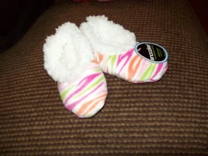 Toddlers Large 9/10 Snoozies! pink & green non skid soles cozy foot covering - Picture 1 of 3