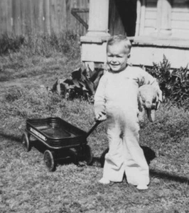Coche niño exterior valla sombra hogar fondo retrato San Antonio años 30 - Imagen 1 de 3
